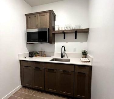 Pumpkin Center Apartamento | Brand New, Upscale 1BR 1BA Studio