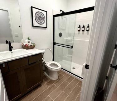 Pumpkin Center Apartamento | Brand New, Upscale 1BR 1BA Studio