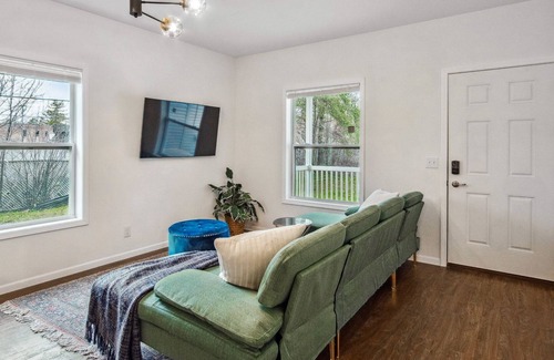 Ann Arbor Casa | Brand New Vibrant Retreat! 10 min from Michigan Staduim