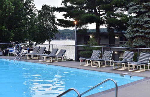 Lake Delton Apartamento | Unidad de baño de 8 personas raras en el corazón de Wisconsin Dells