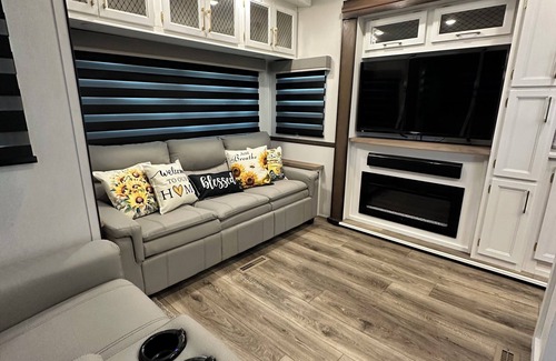 Branson Alquiler De RV | Branson Escape- Charming Stationary Fifth Wheel Rental with Comfort and Style