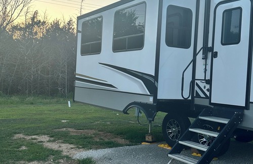 Branson Alquiler De RV | Branson Escape- Charming Stationary Fifth Wheel Rental with Comfort and Style
