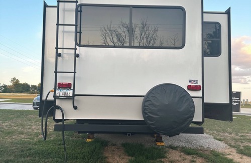 Branson Alquiler De RV | Branson Escape- Charming Stationary Fifth Wheel Rental with Comfort and Style