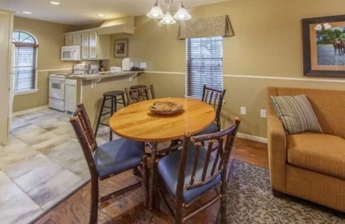 Branson Apartamento | Branson Fabulous 2BD /2BA – Pool and Full Kitchen