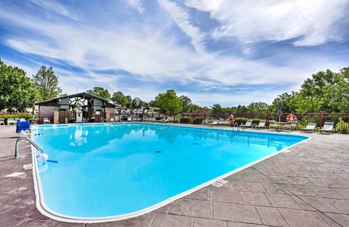 Branson Apartamento | Branson Retreat with Balcony and 18-Hole Golf Course!