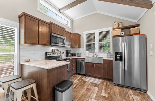 Branson Cabina | Branson Tiny Home on 52 Acres w/ Private Stocked Pond 1/4 mile hike from home!