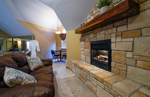 Ponce De Leon Cama Y Desayuno | Branson White River Suite: A Private Forest Retreat