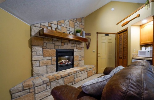 Ponce De Leon Cama Y Desayuno | Branson White River Suite: A Private Forest Retreat