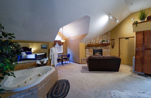 Ponce De Leon Cama Y Desayuno | Branson White River Suite: A Private Forest Retreat