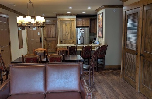 Branson Complejo | Branson Woods Resort. Charming 2-bedroom resort in Branson. Family friendly