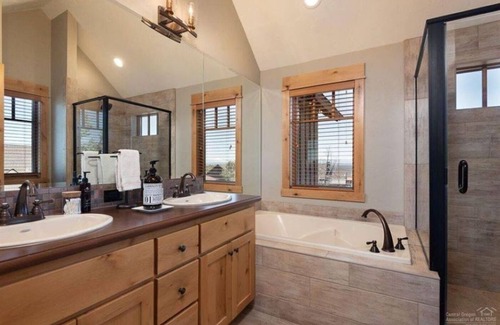 Powell Butte Cabina | Brasada Ranch 2-Story Cabin with Loft; Sleeps 6