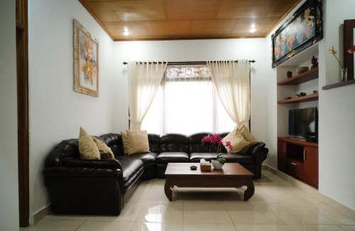 Sambahan Casa | Brata's 2 Bedrooms Homestay with Private Kitchen
