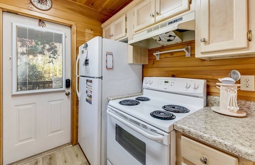 Sautee Nacoochee Casa | Braveheart Cabin- Cozy, large cabin w/ balcony & hot tub, walk-in shower