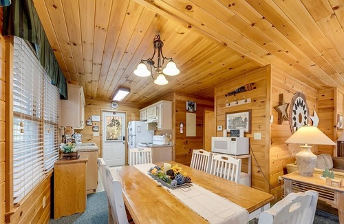 Sautee Nacoochee Casa | Braveheart Cabin- Cozy, large cabin w/ balcony & hot tub, walk-in shower