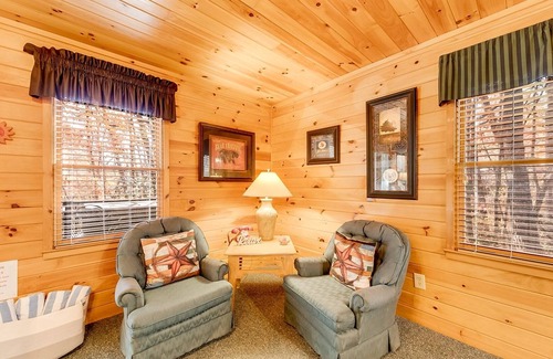 Sautee Nacoochee Casa | Braveheart Cabin- Cozy, large cabin w/ balcony & hot tub, walk-in shower