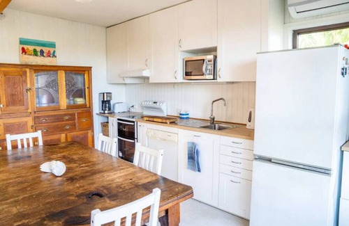 Breamlea Casa | BRE001 · Blissful Blue: Charming Beach Shack in Breamlea