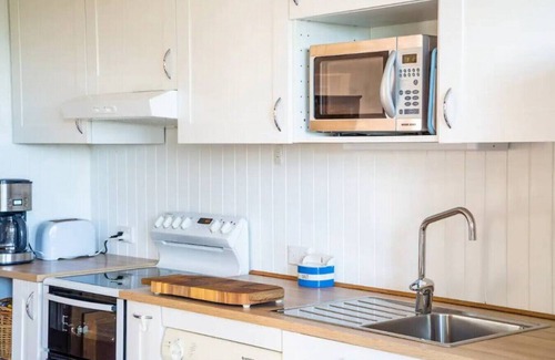 Breamlea Casa | BRE001 · Blissful Blue: Charming Beach Shack in Breamlea