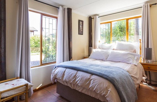 Brenton-on-Sea Apartamento | Breakers & Bushbuck, Dolphins & Whales At Brenton-on-sea. Experience Nature.