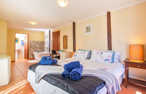 Brenton-on-Sea Apartamento | Breakers & Bushbuck, Dolphins & Whales At Brenton-on-sea. Experience Nature.