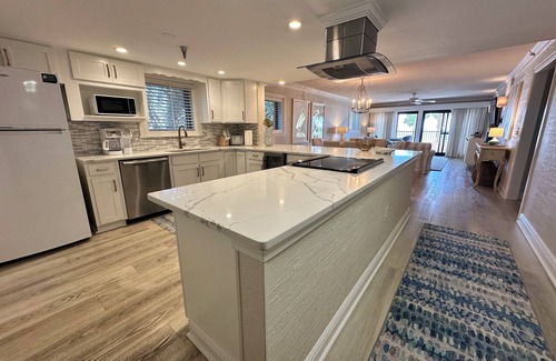 Destin Condominio | Gulf Front 2BR / 2BA ~ Unidad final remodelada con estacionamiento cubierto ~ ¡CONFIGURACIÓN DE PLAYA INCLUIDA!