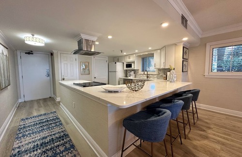 Destin Condominio | Gulf Front 2BR / 2BA ~ Unidad final remodelada con estacionamiento cubierto ~ ¡CONFIGURACIÓN DE PLAYA INCLUIDA!