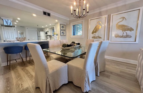 Destin Condominio | Gulf Front 2BR / 2BA ~ Unidad final remodelada con estacionamiento cubierto ~ ¡CONFIGURACIÓN DE PLAYA INCLUIDA!