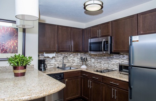 Lincoln Condominio | Breakfast, Pool, Explore Univ of Nebraska
