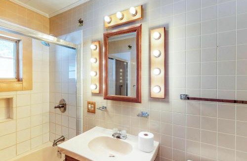 Greenville Junction Casa | Breakwater Lodge
