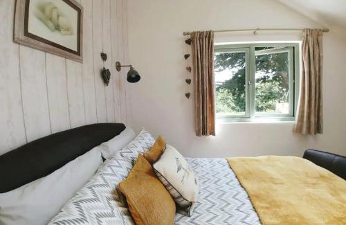 Mawnan Smith Casa | Bream Barn - sea view, woodburner, easy walk to the beach, parking, full kitchen