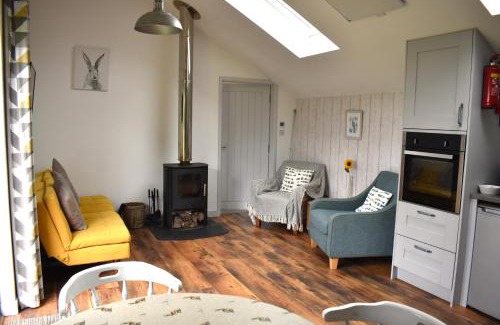 Mawnan Smith Casa | Bream Barn - sea view, woodburner, easy walk to the beach, parking, full kitchen