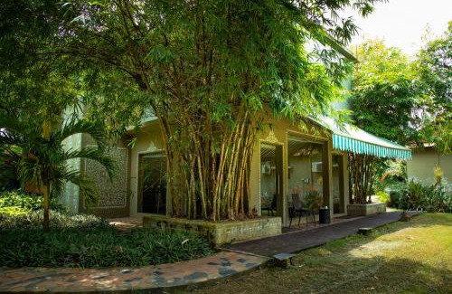 Diamond Harbour Complejo | Breathing Earth - Rooms and Pool