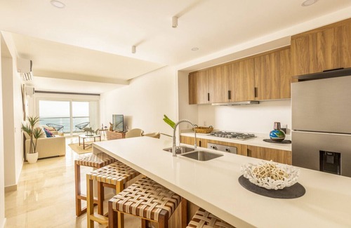 Colonia Olímpica Apartamento | Breathtaking 2BR Oceanfront Paradise with Panoramic Views