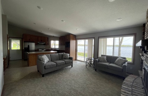 Alexandria Casa | Breathtaking! 4BR/3BA Cabin - 30ft from lakeshore on Alexandria Chain of Lakes