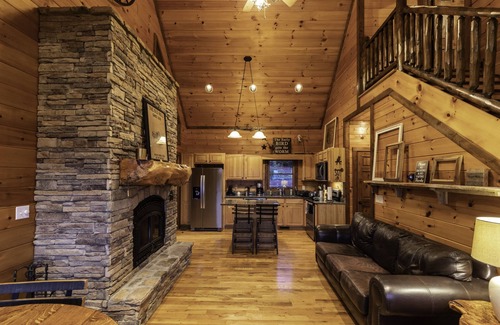 Hidden Lake Cabina | Breathtaking Blue Ridge Mountain Views and Sunset, Sleeps 8!