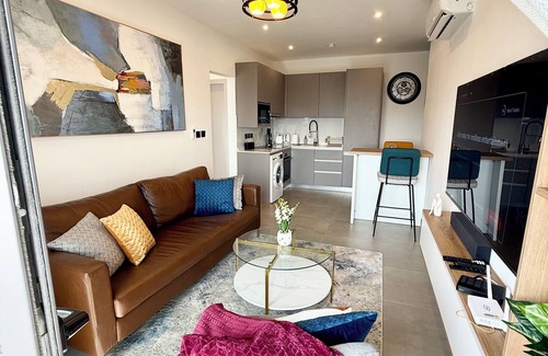 Roman Ridge Apartamento | Breathtaking City Views from a Stylish 1-Bed @Nova