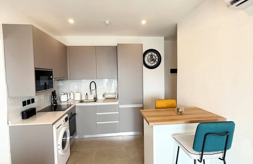 Roman Ridge Apartamento | Breathtaking City Views from a Stylish 1-Bed @Nova