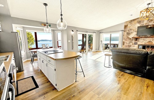 Ten Mile Casa | Breathtaking Lake Views | Private Boat Ramp, Sleeps 12!