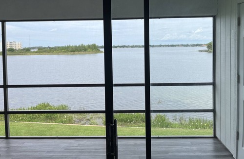 Northwest Orlando Condominio | BREATHTAKING LAKE VIEW CONDO ON TOP FLOOR
