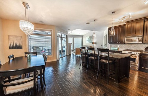 Westbank Condominio | Breathtaking Lakefront Condo with Boat Slip