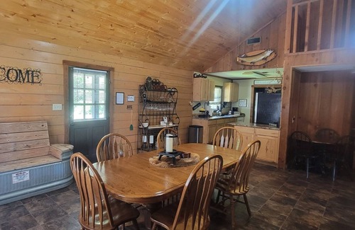 Uncertain Casa | Breathtaking Lakefront Lodge - Sleeps 10