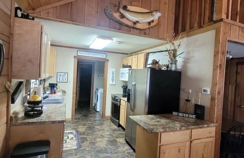 Uncertain Casa | Breathtaking Lakefront Lodge - Sleeps 10