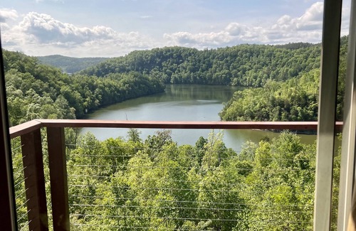 Tarheel Cabina | ¡Recientemente renovado! Impresionantes vistas de la montaña / agua! Piscina. Caminos. Cerca del casino!