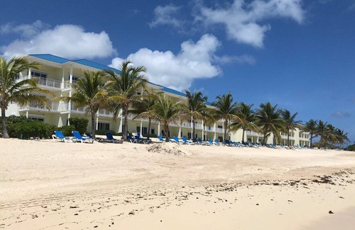 Colliers Bay Condominio | Breathtaking Ocean View Beachfront Top Floor Condo