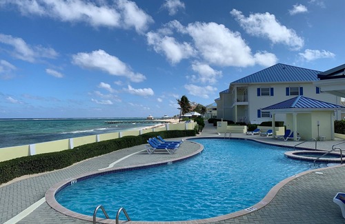 Colliers Bay Condominio | Breathtaking Ocean View Beachfront Top Floor Condo