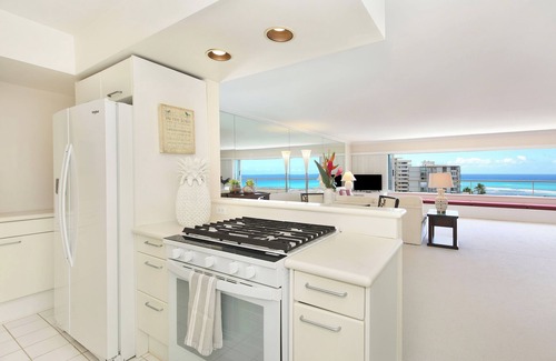 Diamond Head - Kapahulu - St. Louis Condominio | Breathtaking Ocean Views from Quiet Beachfront Condo! Free Parking & Wi-Fi!