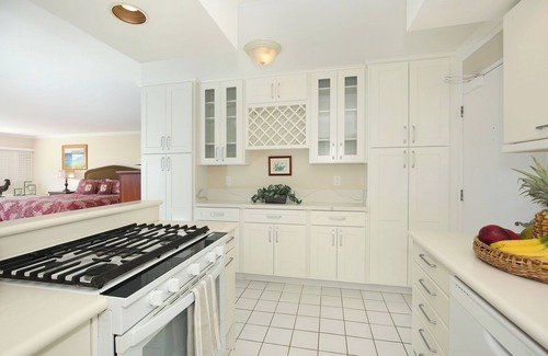 Diamond Head - Kapahulu - St. Louis Condominio | Breathtaking Ocean Views from Quiet Beachfront Condo! Free Parking & Wi-Fi!
