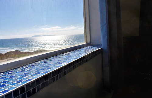 Playas de Tijuana Condominio | Frente al Mar. 2 Recámaras + 2 Baños + Balcón, Edificio y Estacionamiento Seguro