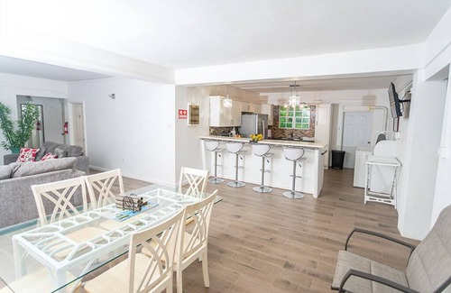 Barroui Apartamento | Breathtaking Seafront, 5 bdrm Guesthouse in Jimmit. Perfect for groups.