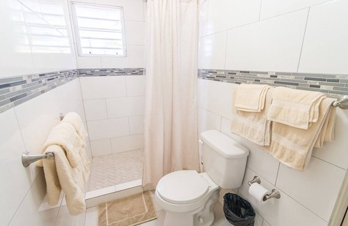 Barroui Apartamento | Breathtaking Seafront, 5 bdrm Guesthouse in Jimmit. Perfect for groups.