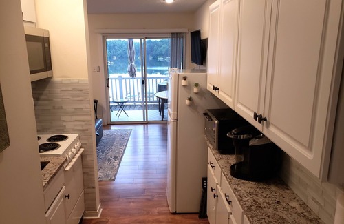 North Shore Condominio | Breathtaking Sunset Views Over Smith Mountain Lake offers no stairs to condo